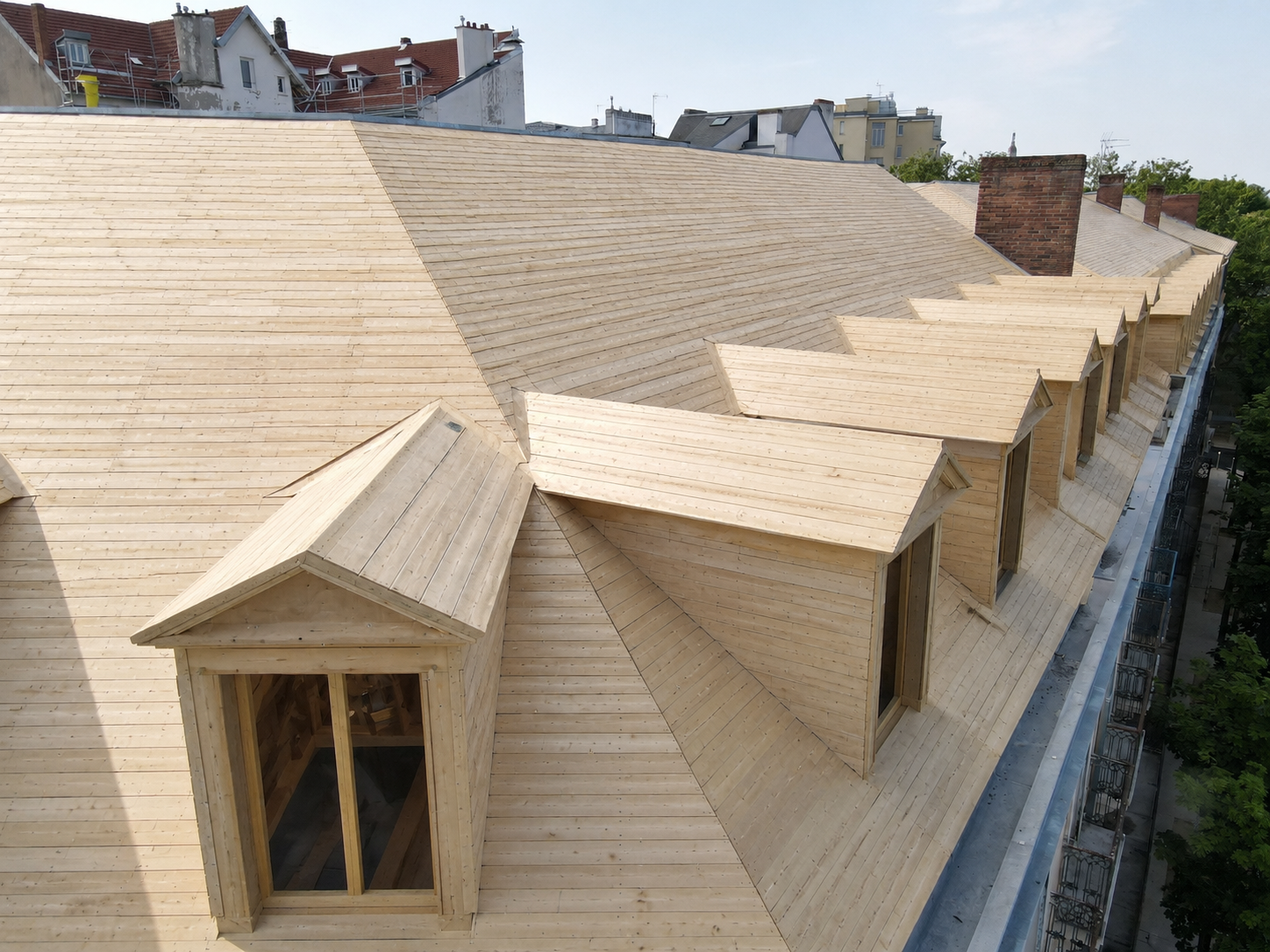 Voligeage complet en bois sur la toiture et les lucarnes