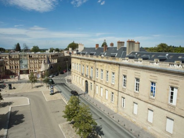 Bâtiment public avec couverture réalisée par Suchet
